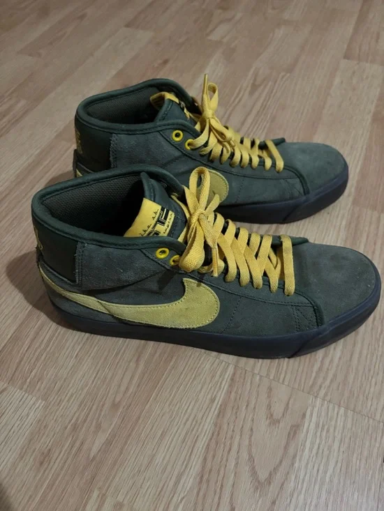 Men’s 9.5 Nike Sneakers in Olive Green and Yellow - Picture 3 of 4